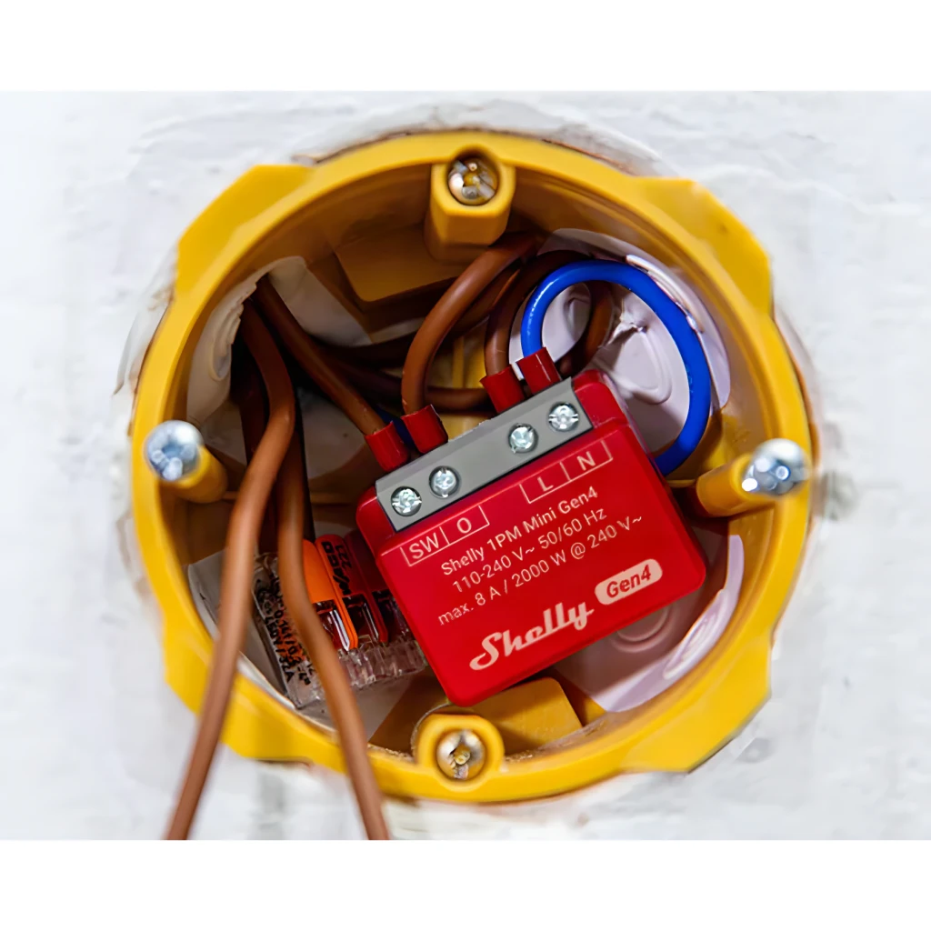 Relais Wi-Fi Shelly 1PM Mini Gen4 Rouge Mesure Consommation 8A / 2000W, installé: vue zénithale dans boîtier encastré