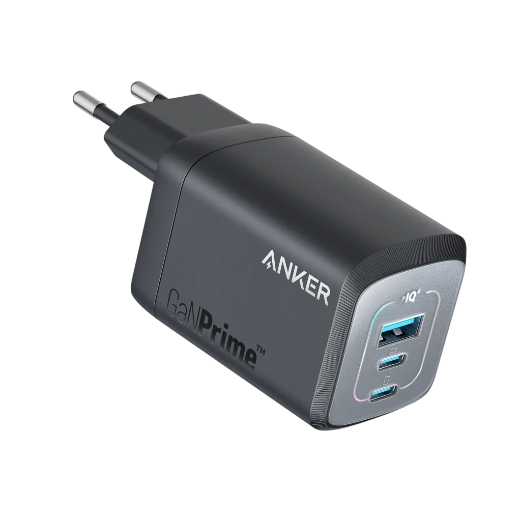 Cargador Anker Prime GaN 67W Negro 3 Puertos USB-C/USB-A, vista en ángulo: clavijas plegables, logo GaNPrime y 3 puertos