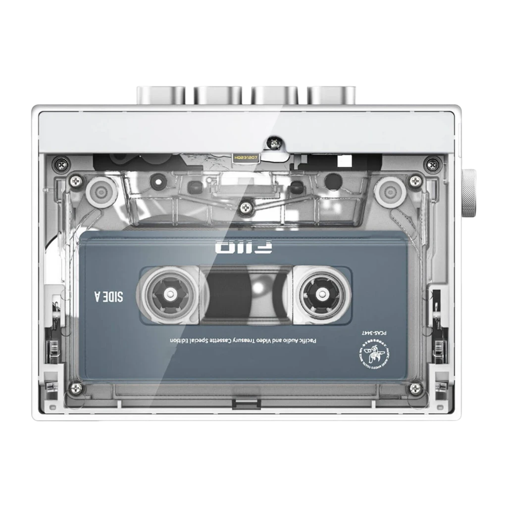 Reproductor de casete FiiO Electronics CP13 Transparent, carcasa transparente con cinta visible, botones superiores metálicos y puerto lateral de audio y carga - Ítem2