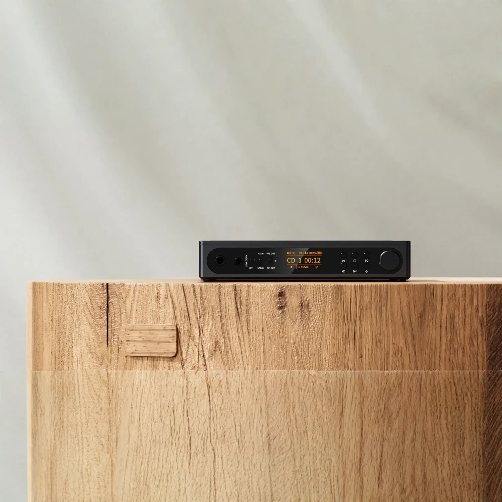 Reproductor de CD FiiO DM15 R2R Negro con panel frontal con perillas y pantalla OLED, bandeja superior visible y salida balanceada 4,4 mm en chasis metálico - Ítem1