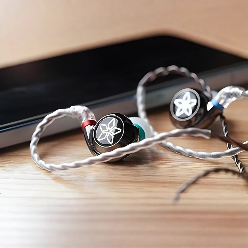 Auriculares FiiO FH11 In-Ear com cabo trançado removível, conectores coloridos L/R, corpo preto brilhante com logo em estrela e ponta de silicone, Jack 3,5 mm - Item3