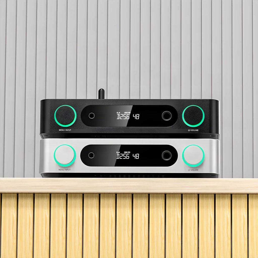 FiiO K13 R2R - Amplificador/DAC Plata con chasis metálico, pantalla frontal, dos perillas iluminadas, tapa superior transparente y antena trasera - Ítem1