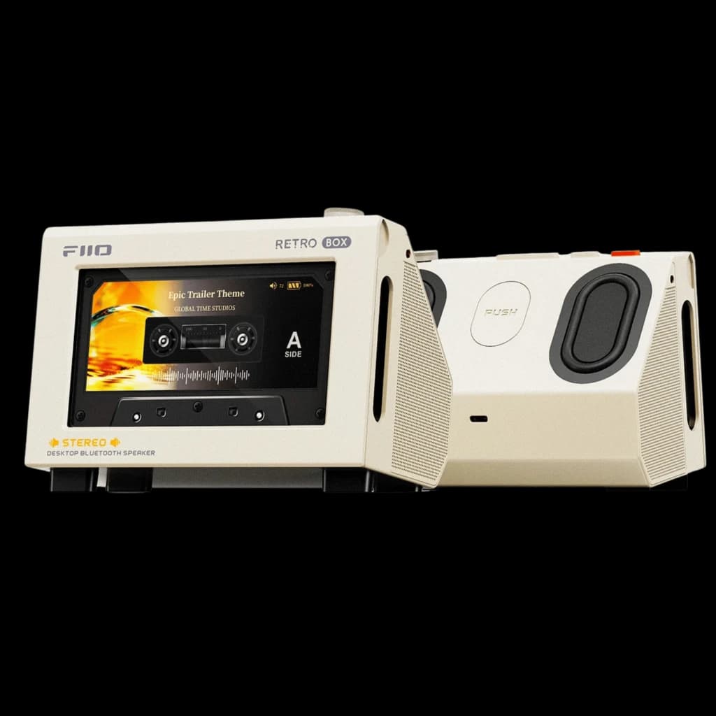 Altavoz Bluetooth FiiO Retro Box blanco con diseño tipo casete, pantalla frontal, controles laterales y radiadores pasivos; compacto estéreo 10W total