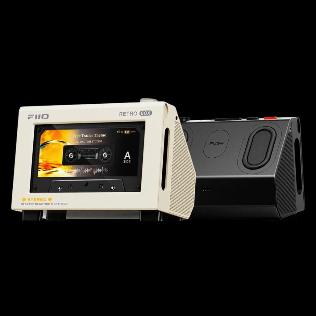Altavoz Bluetooth FiiO Retro Box blanco con diseño tipo casete, doble driver lateral, controles físicos, pantalla frontal y potencia 10W total (5W+5W)