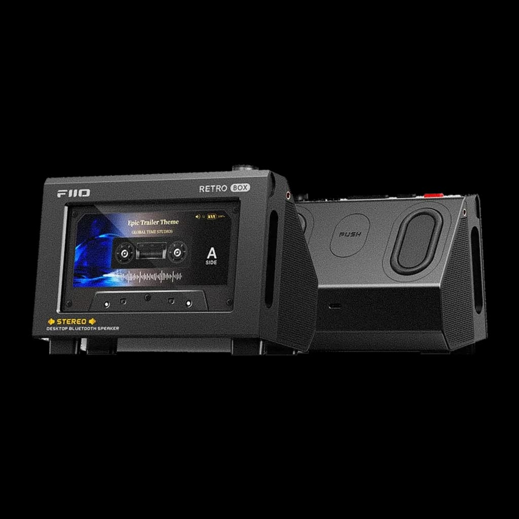 Altavoz Bluetooth FiiO Retro Box 10W negro con diseño cassette, pantalla frontal con animación, rejillas laterales, botones superiores y puerto trasero PUSH