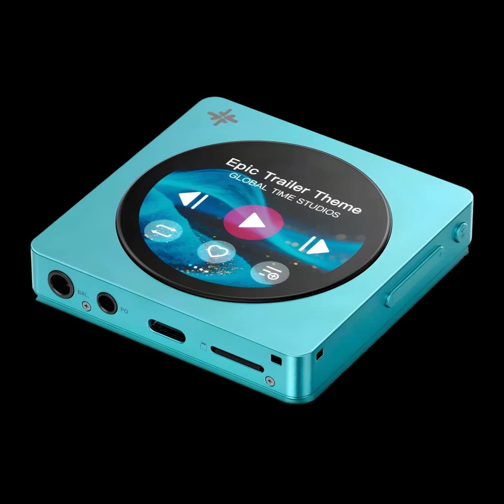 Lecteur audio carré turquoise avec écran rond, interface musicale colorée, bouton moleté latéral, ports jack 3,5 mm et 4,4 mm, USB-C et fente microSD