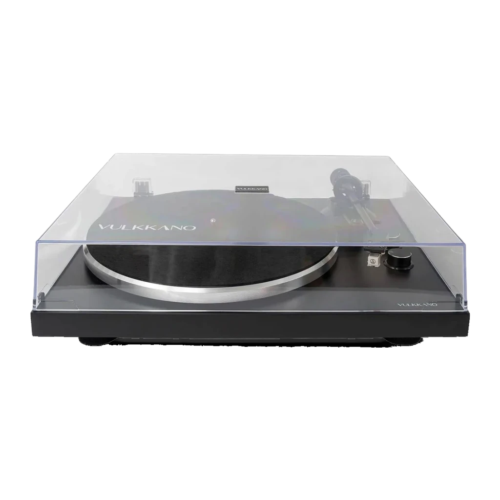 Tocadiscos Vulkkano TD10 Negro, vista frontal con tapa: cubierta acrílica cerrada, plato plateado y brazo de aguja visibles