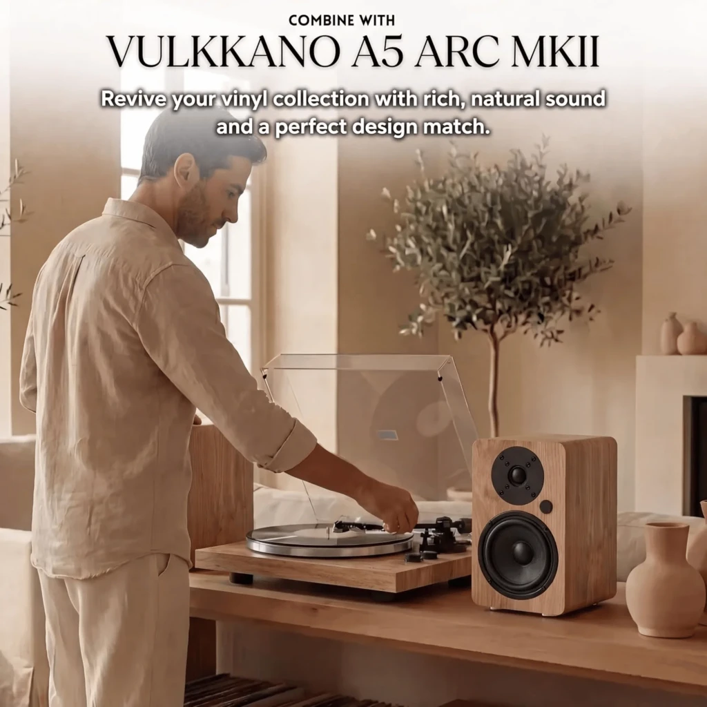 Tocadiscos Vulkkano TD20 Marrón Belt Drive con base de madera, tapa acrílica transparente, plato negro antideslizante y brazo con controles visibles - Ítem2