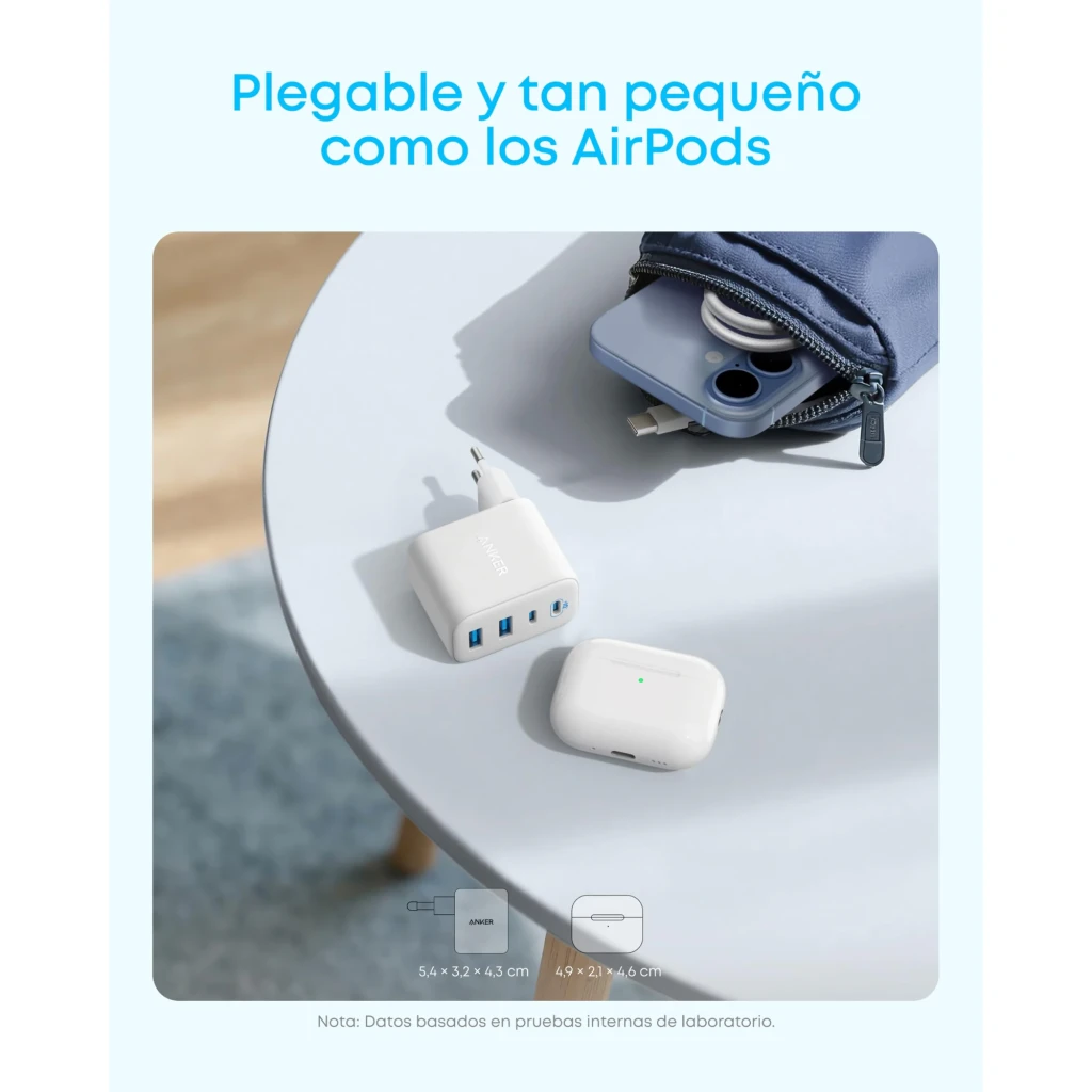 Anker Zolo GaN 50W 4 ports blanc, comparaison de taille: chargeur à côté d'un étui AirPods sur table blanche