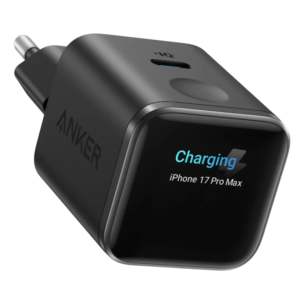 Carregador Anker Nano 45W Preto USB-C, vista em ângulo: ecrã OLED mostra Charging iPhone 17 Pro Max, porta USB-C superior