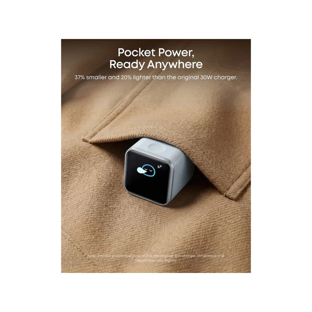 Carregador Anker Nano 45W Smart Display Laranja 1 USB-C, lifestyle: compacto em bolso de tecido, ecrã com ícone de carregamento