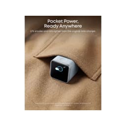 Carregador Anker Nano 45W Smart Display Laranja 1 USB-C, lifestyle: compacto em bolso de tecido, ecrã com ícone de carga
