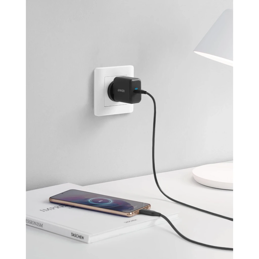 Cargador de pared Anker 312 25W Negro 1 USB-C, en uso: enchufado en pared con cable USB-C cargando un smartphone
