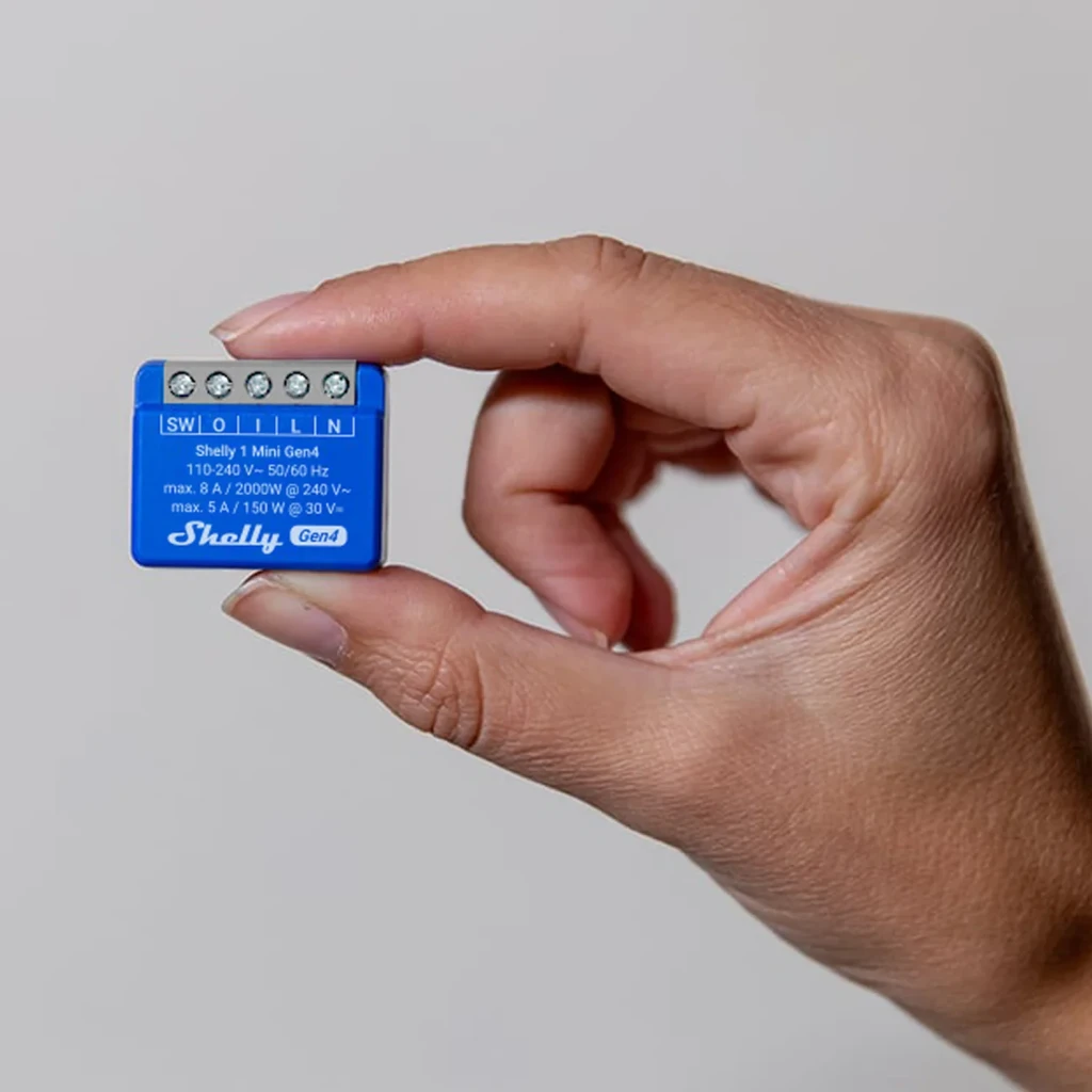 Relais intelligent Shelly 1 Mini Gen4 Pack 2 unités Bleu Matter WiFi 6 8A, en main: face bleue avec étiquette SW O I L N