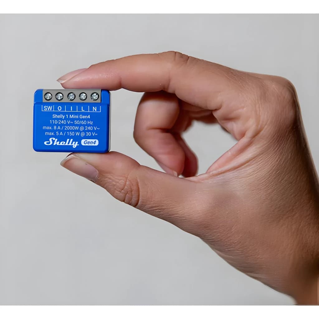 Relais intelligent Shelly 1 Mini Gen4 Bleu WiFi 6 · Zigbee · Bluetooth 5.0, tenu en main: taille compacte, étiquette