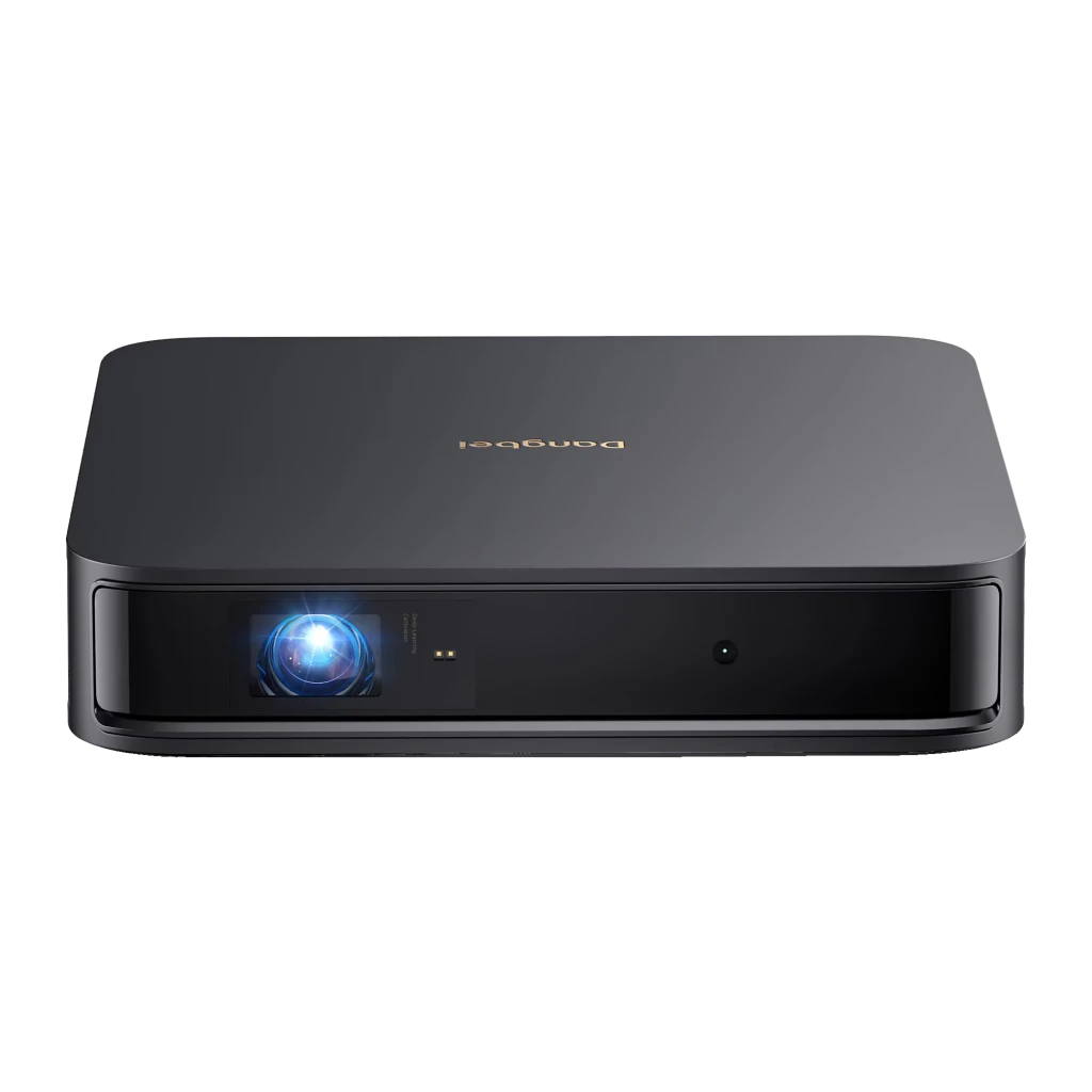 Dangbei Atom Smart 32GB Noir, vue de face en angle: projecteur sur support en Z avec objectif et grille du haut-parleur - Ítem3