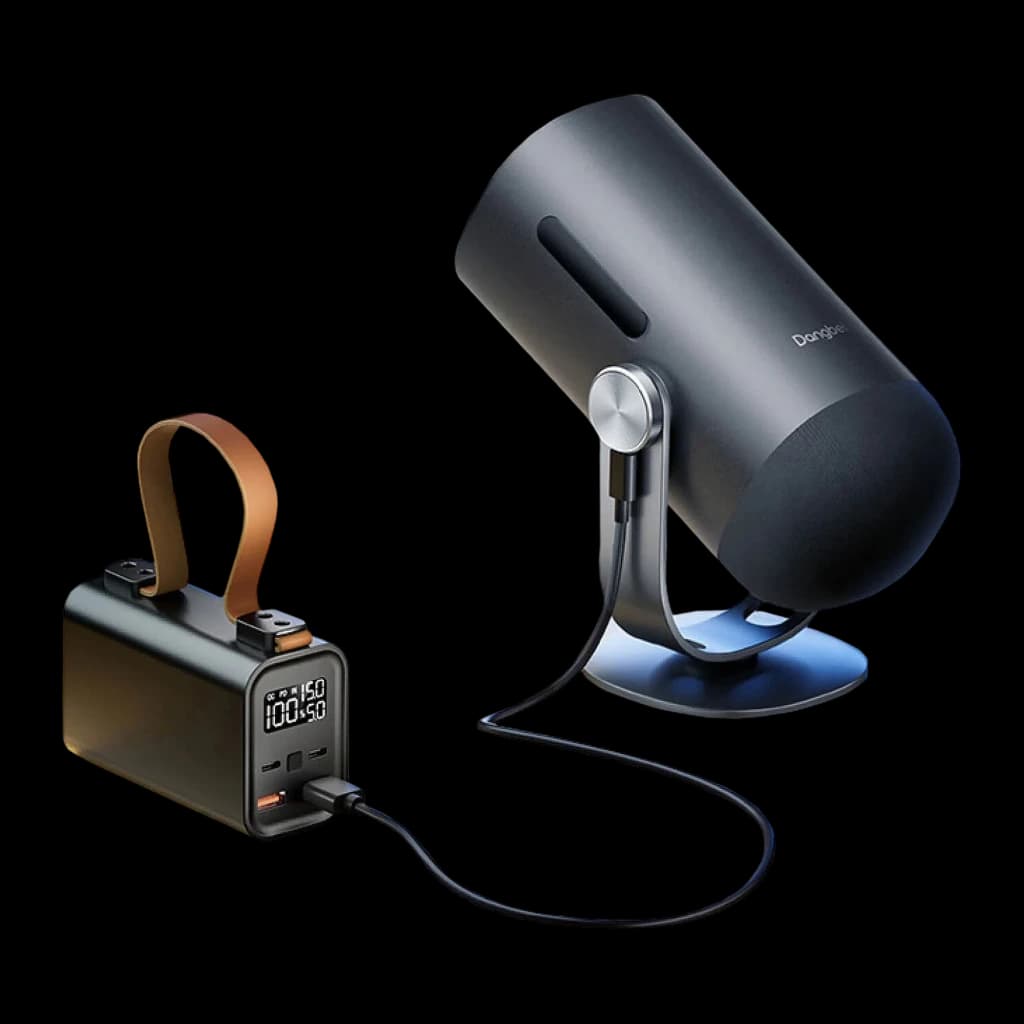 Dangbei Freedo Bundle gris, kit complet: projecteur incliné sur support relié par câble à une powerbank avec écran LED et
