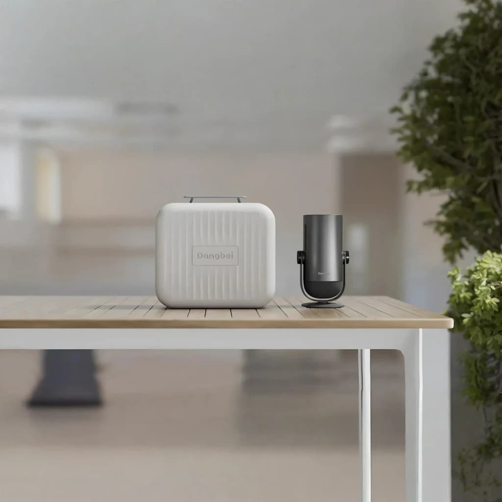Dangbei Freedo Bundle 16GB, vue lifestyle: projecteur avec support et mallette blanche sur table extérieure