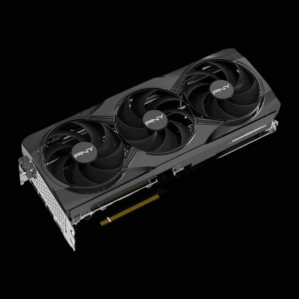 PNY GeForce RTX 5080 16GB negra, vista frontal en ángulo elevado: tres ventiladores PNY, disipador y bracket lateral visibles