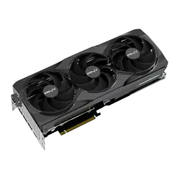 PNY GeForce RTX 5080 16GB negra, vista frontal en ángulo elevado: tres ventiladores PNY, disipador y bracket lateral visibles