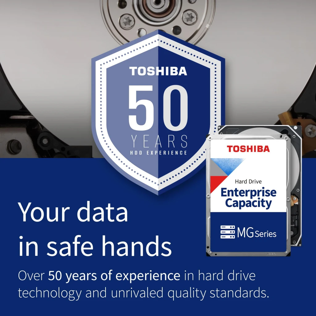 Toshiba MG Series MG10ADA10TE 10TB, vista frontal en ángulo: etiqueta Enterprise Capacity, logo rojo y carcasa metálica 3.5