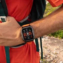 Ulefone Armor Watch Ultra Negro con caja robusta, bisel metálico y correa naranja; pantalla táctil a color con métricas de FC 24/7 y SpO2, diseño outdoor
