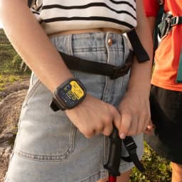 Ulefone Armor Watch Ultra Negro con pantalla rectangular grande, bisel robusto y correa negra, interfaz deportiva amarilla y negra, estilo outdoor resistente