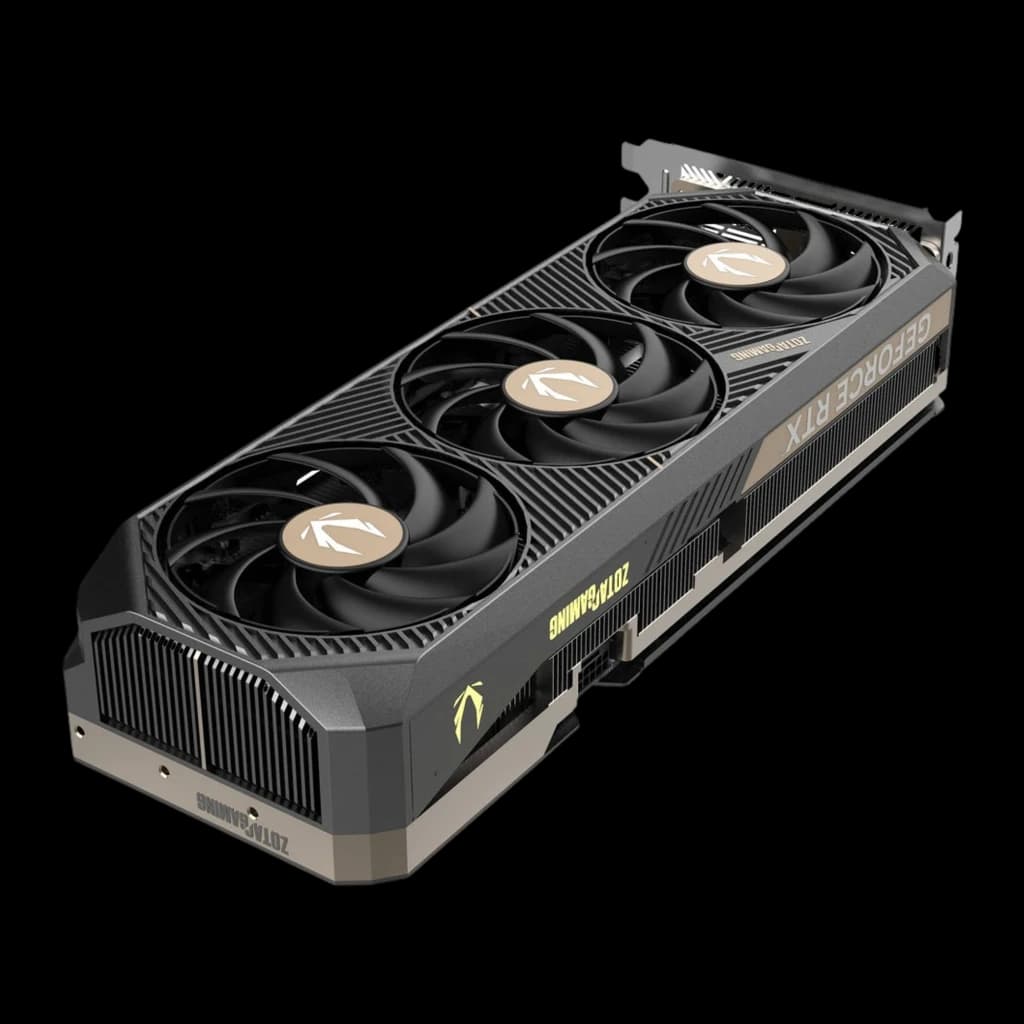 ZOTAC GAMING RTX 5080 SOLID CORE OC 16GB gris, vue en perspective: trois ventilateurs, côté avec ailettes de dissipateur et