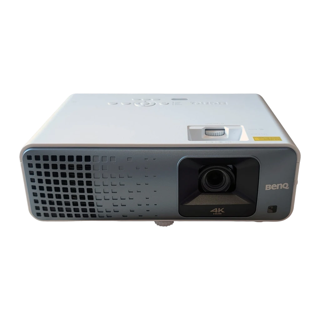 BenQ Proyector TK710 4K UHD DLP negro, vista frontal superior: lente con reflejo azul, rejilla lateral y botones en la tapa - Ítem1