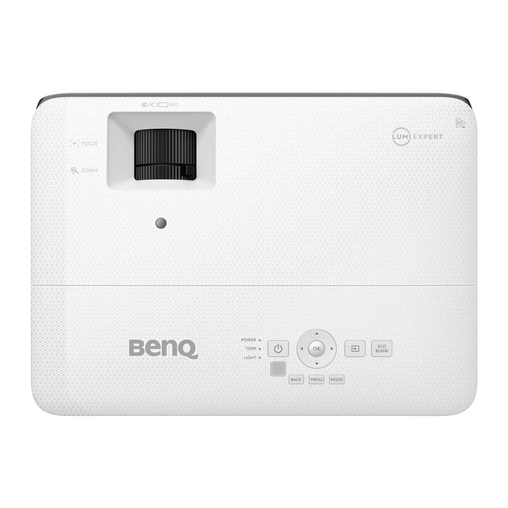 BenQ TK700ST 4K Gaming 3000lm blanc, vue avant en angle: objectif éclairé en bleu et badge 4K HDR visible - Ítem1