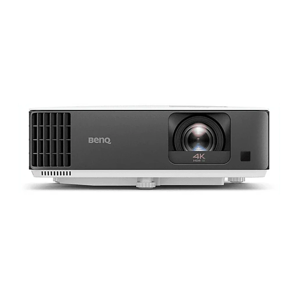 BenQ TK700ST 4K Gaming 3000lm blanc, vue avant en angle: objectif éclairé en bleu et badge 4K HDR visible - Ítem3
