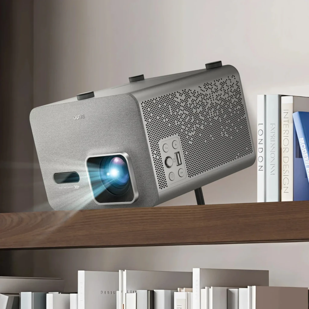 BenQ Proyector TK705i 4K UHD 3000lm Gris, vista frontal-lateral: objetivo, rejilla tela y logo BenQ visibles - Ítem5