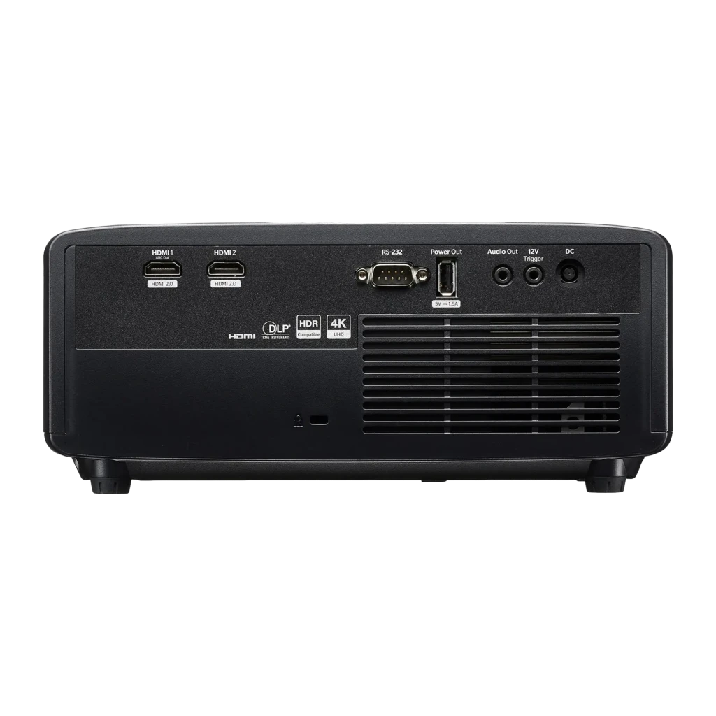 Optoma Projetor Photon PK52 4K UHD Laser preto, vista frontal em ângulo: objetiva zoom, grelha de ventilação e logo - Item3
