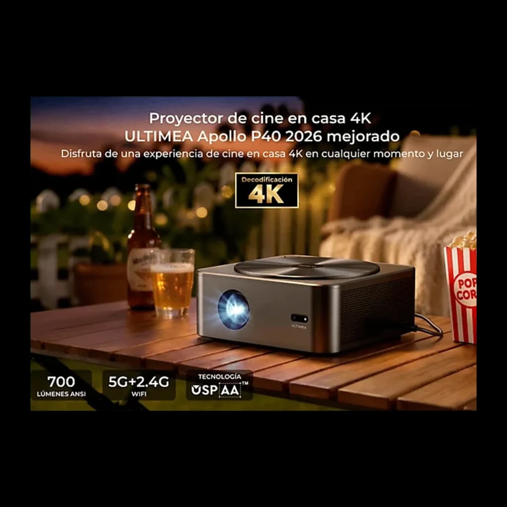 Ultimea Apollo P40 Projecteur, vue avant en terrasse: projecteur sur table en bois avec bière et popcorn, objectif allumé