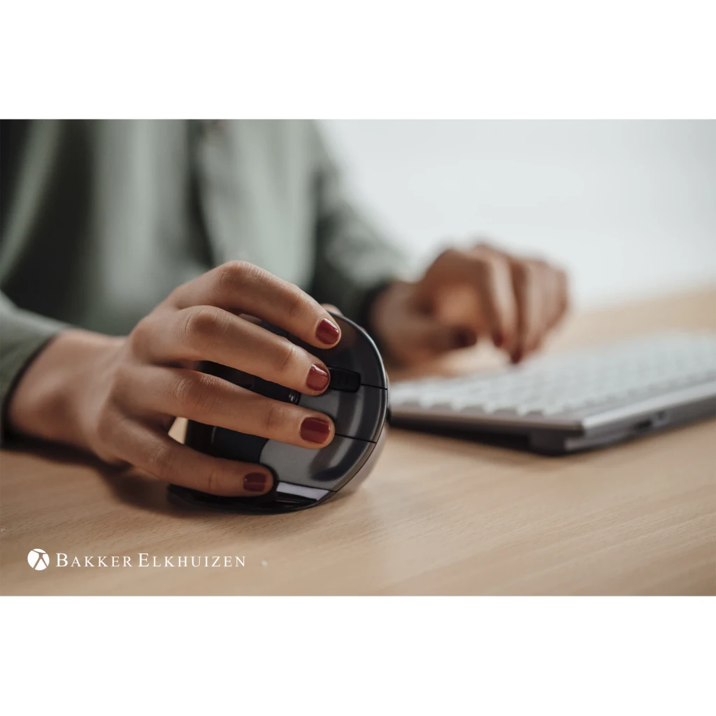 BakkerElkhuizen Evoluent D USB Negro Gris Plata, vista lateral: ratón vertical ergonómico con rueda y logo Evoluent - Ítem5