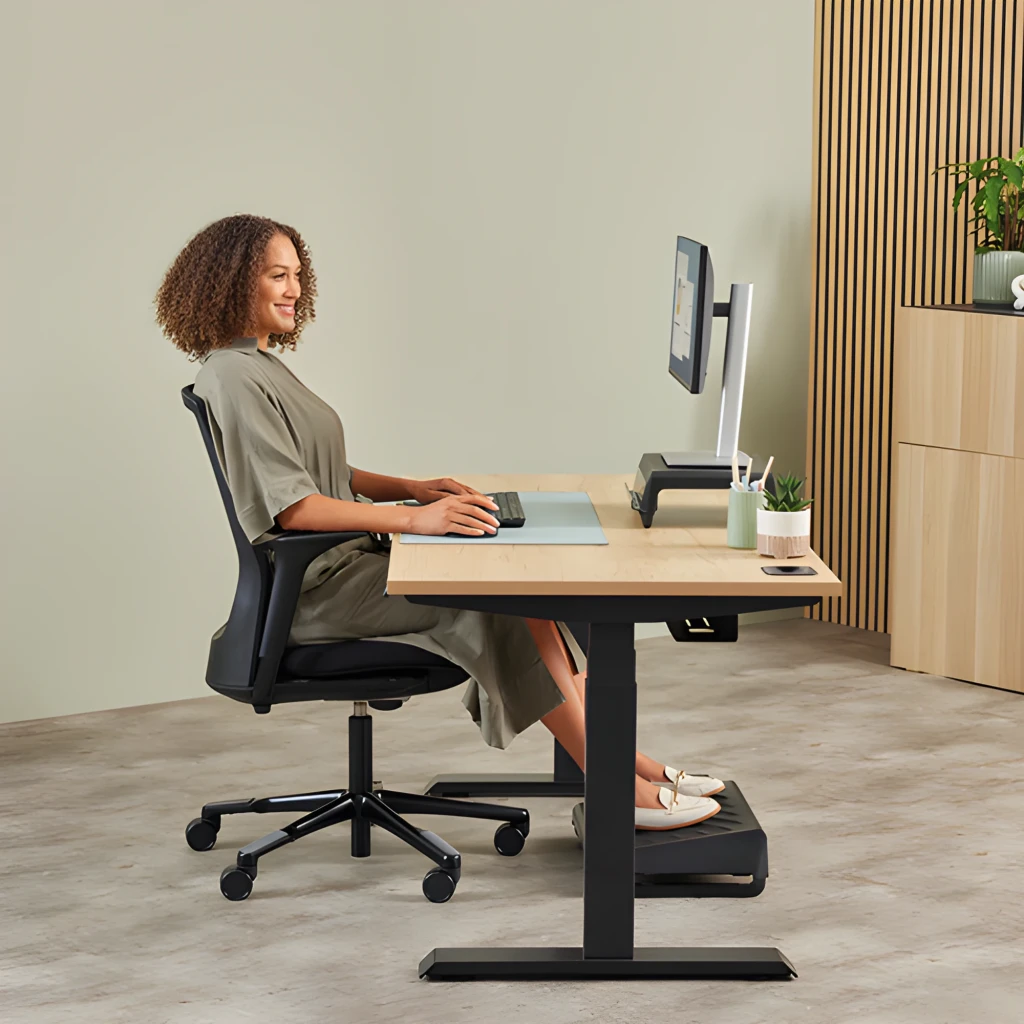 Fellowes Rato Ergonómico Vertical Breyta Preto, vista lateral: roda de scroll, porta USB-C inferior e logótipo Fellowes - Item5
