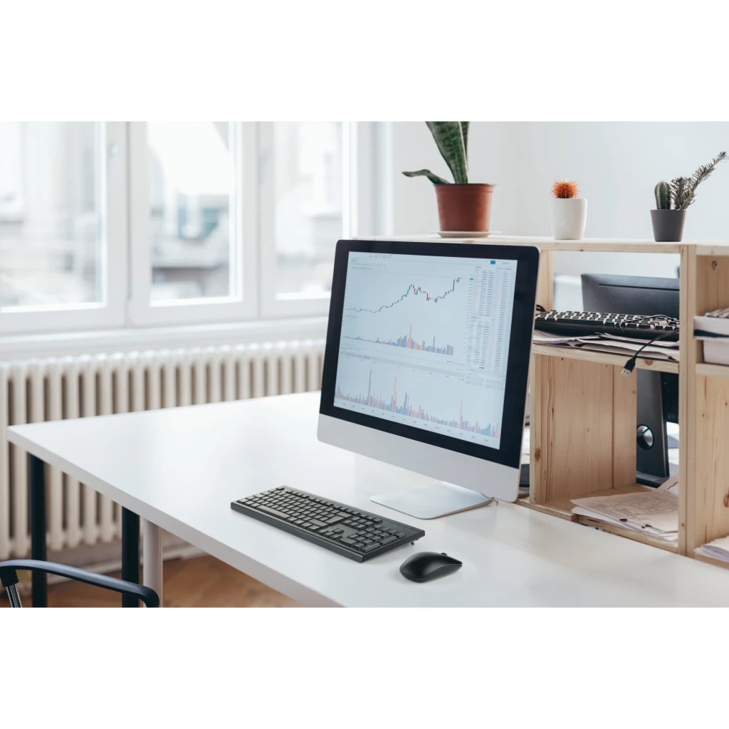 Kensington Clavier et souris KM150 EQ Noir, vue de dessus: clavier complet avec pavé numérique et souris sans fil noire - Ítem4