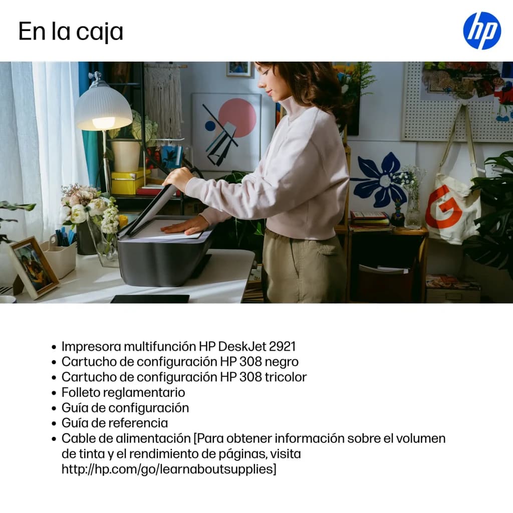 HP Impressora DeskJet 2921e All-in-One Color, conteúdo da caixa: mulher abrindo tampa do scanner em mesa de estúdio