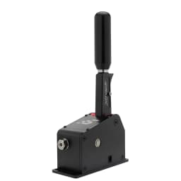 Simagic Q1S alavanca de mudanças sequencial, vista lateral esquerda: base metálica preta, logo Simagic, detalhe vermelho e