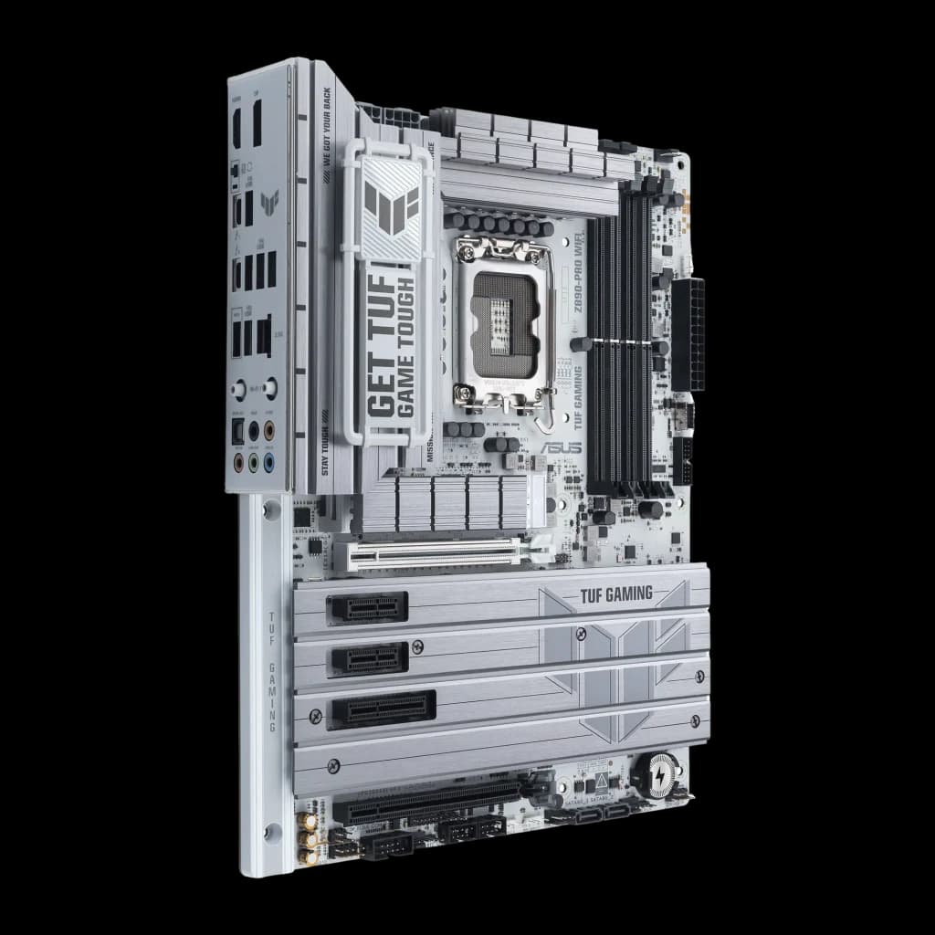 ASUS TUF Gaming Z890-PRO WiFi DDR5 blanche, vue de face en angle: socket 1851, dissipateurs VRM, slots PCIe et panneau
