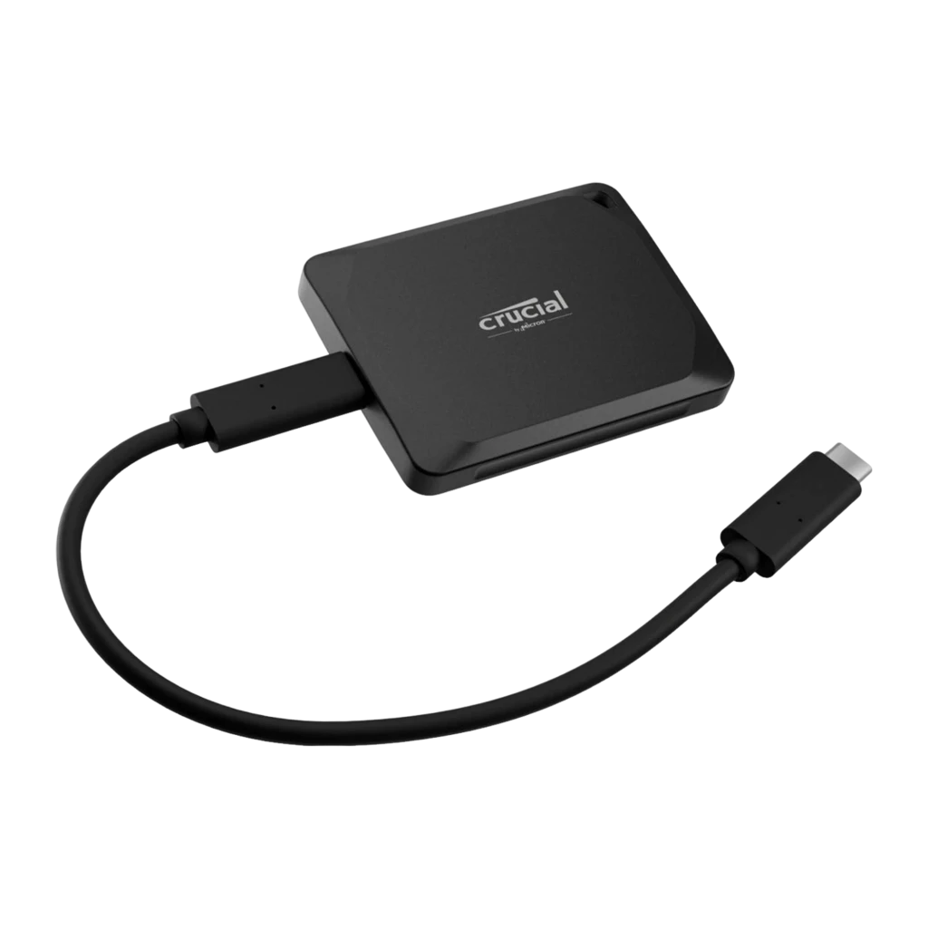 Crucial X10 Pro 2TB noir, vue de face en angle: surface mate avec logo Crucial by Micron et port latéral visible - Ítem3