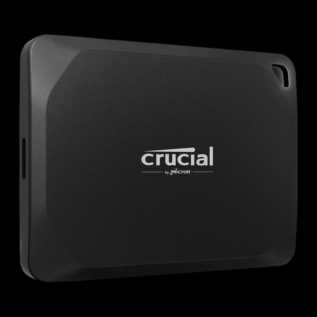 Crucial X10 Pro 2TB preto, vista frontal em ângulo: superfície mate com logo Crucial by Micron e porta lateral visível