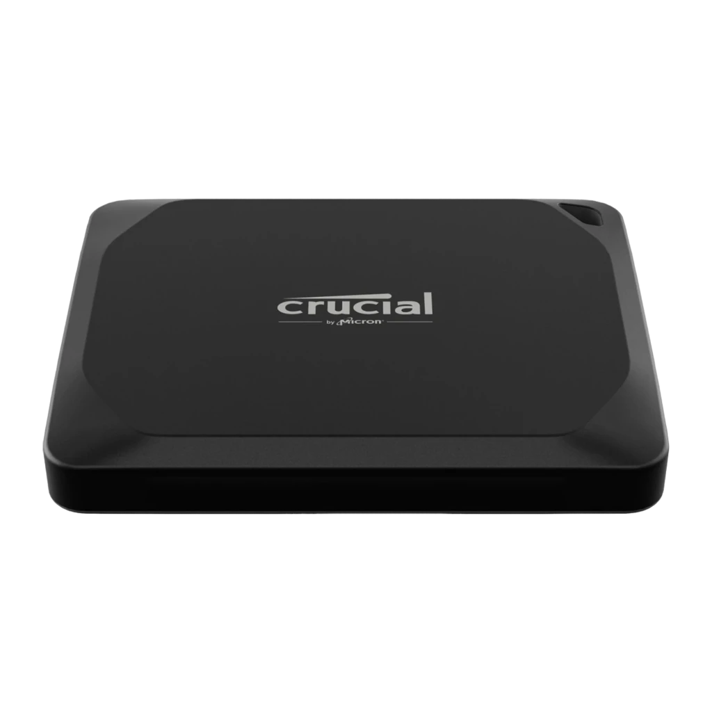 Crucial X10 Pro 2TB noir, vue de face en angle: surface mate avec logo Crucial by Micron et port latéral visible - Ítem1