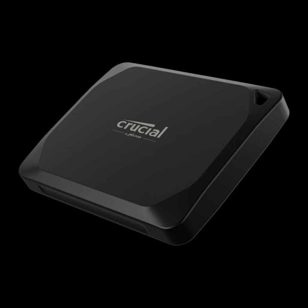Crucial X10 Pro 2TB preto, vista em ângulo elevado: espessura do dispositivo e conector USB-C na lateral inferior visíveis