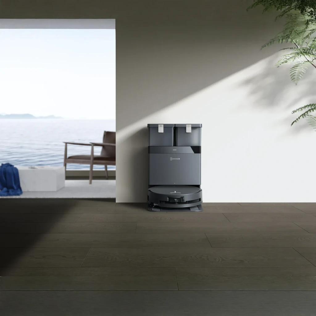 Ecovacs Deebot X8 Omni noir, vue de face: robot sur base avec deux réservoirs supérieurs et détails cuivre - Ítem6