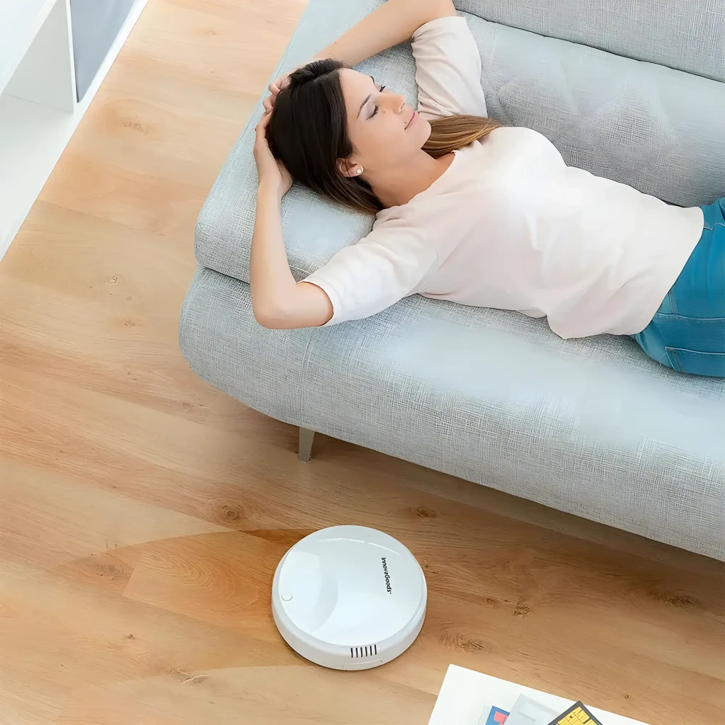 Roborock Saros Z70 Blanc, vue latérale: aspirateur robot sur base de vidage automatique avec smartphone et montre connectée - Ítem3