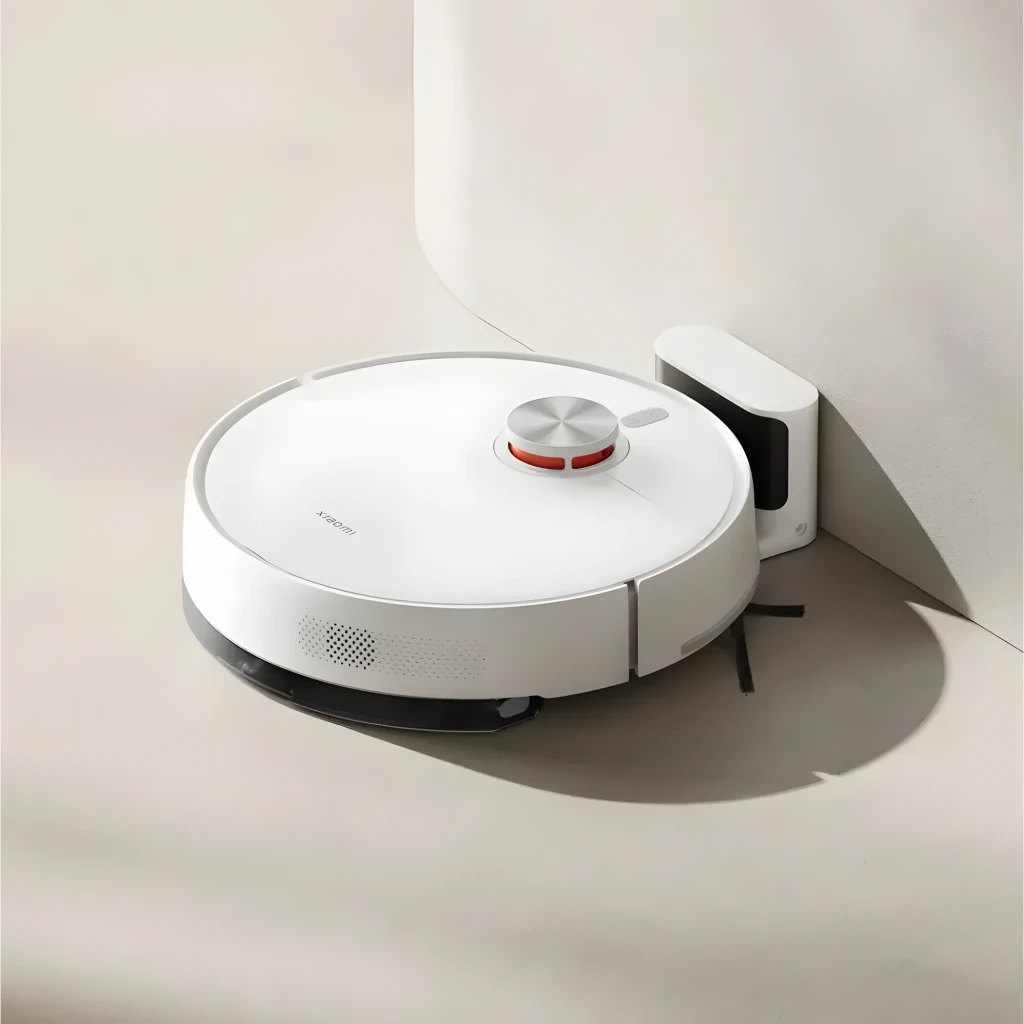 Roborock Saros Z70 Blanc, vue latérale: aspirateur robot sur base de vidage automatique avec smartphone et montre connectée - Ítem4