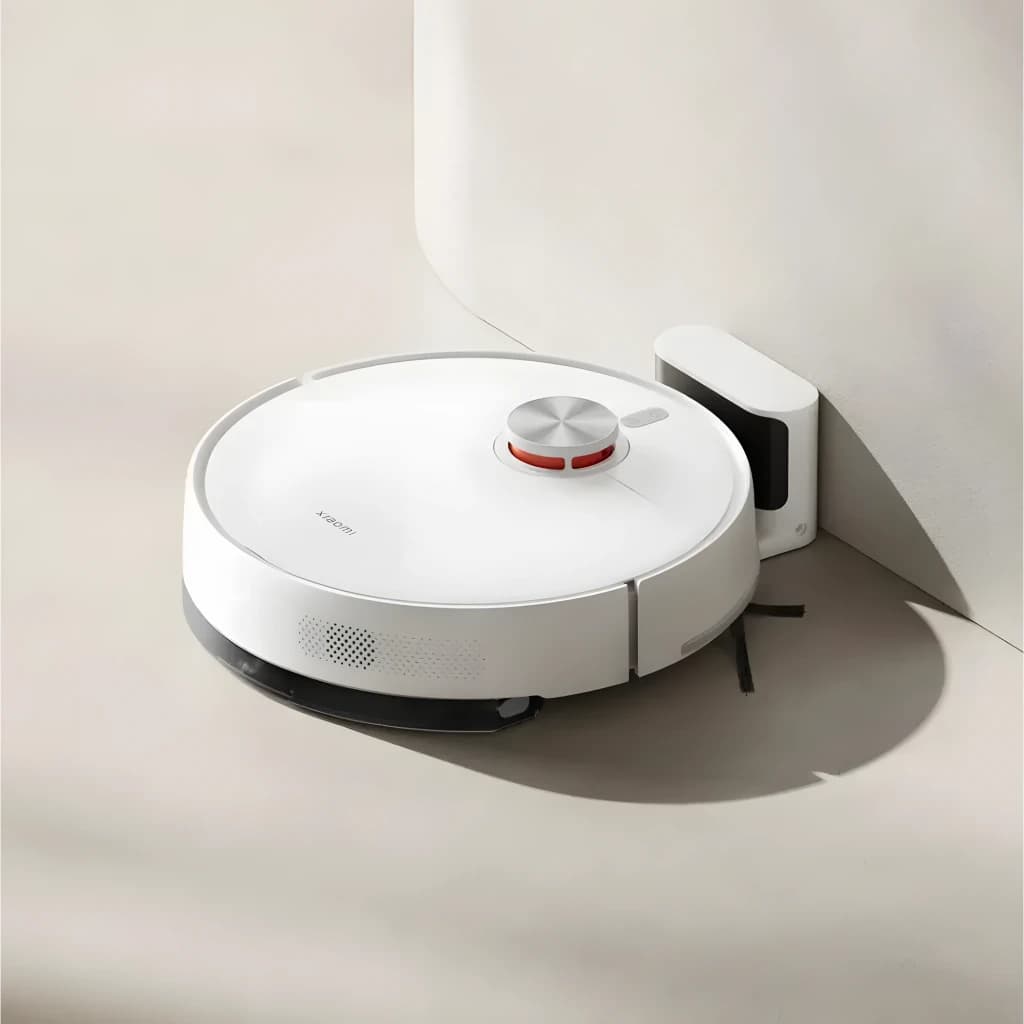 Roborock Saros Z70 Blanco, vista en perspectiva: robot aspirador con sensor LiDAR rojo en esquina con base de carga