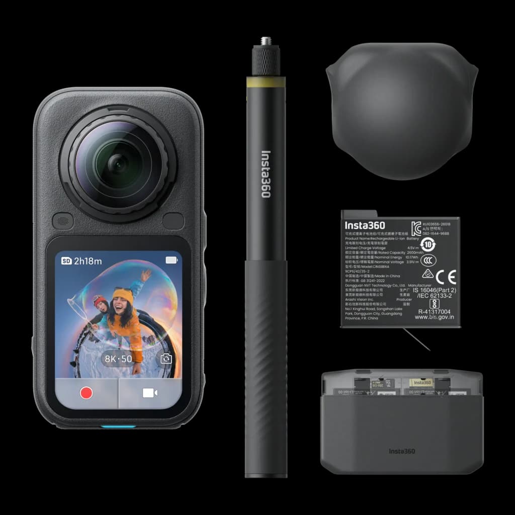Cámara 360° Insta360 X6 con pantalla frontal, doble lente, palo de extensión, batería, base de carga y funda protectora; compacta y lista para 8K