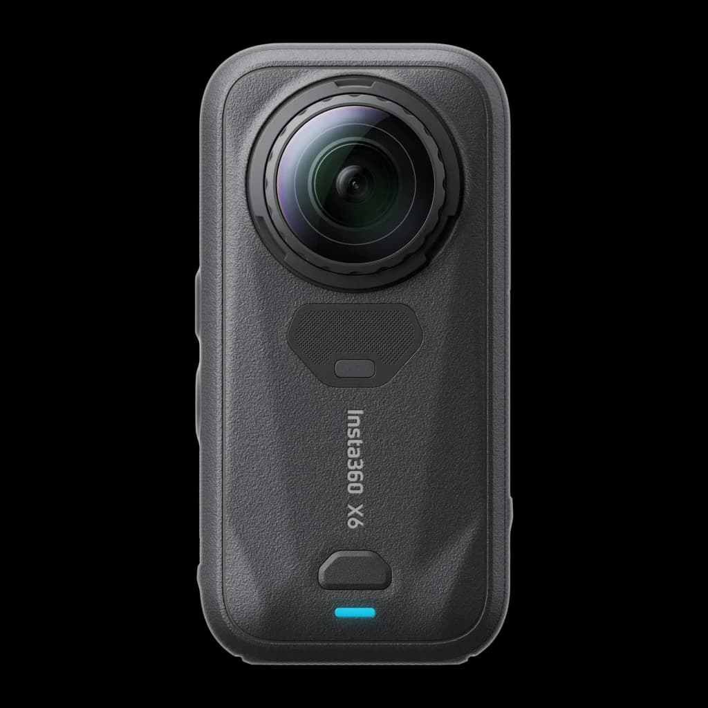 Cámara 360° compacta en color negro con lente gran angular prominente, pantalla frontal pequeña y botón LED azul; diseño robusto y agarre texturizado